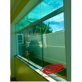 janela de vidro verde